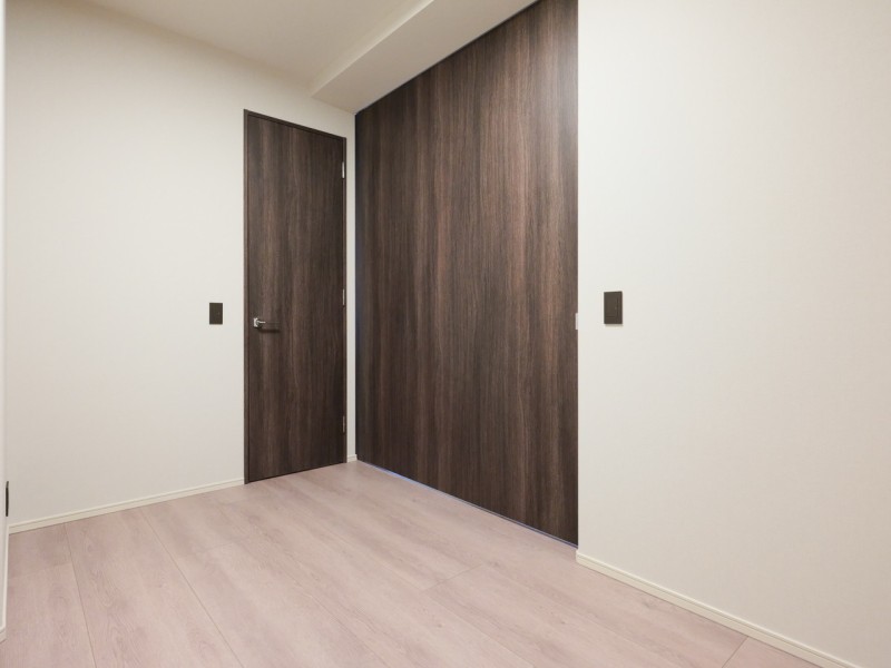 洋室2は約5帖のお部屋。心地よい時間が流れるお部屋は、毎日が忙しいあなたもほっと一息つける安らぎの空間です。