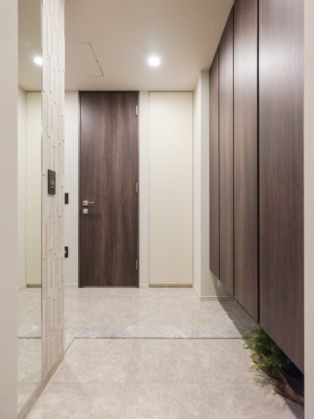 住まいの顔となる玄関は、洗練された清潔感のあるスペース。この先にどんなお部屋が広がっているのか思わずワクワクしてしまう、ラグジュアリーな玄関です。