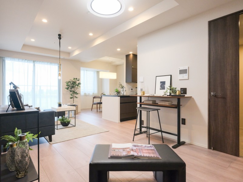 東向きなので、午前中から穏やかな陽光に包まれるお部屋です。心地よい時間が流れ、明日への活力を養うことができる居心地の良いお部屋です。