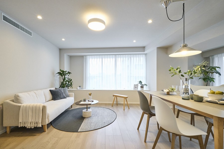 約21.4帖の広々LDKには穏やかな時間が流れ、二面採光の大きな窓からたっぷりの自然光が振り注ぎます。