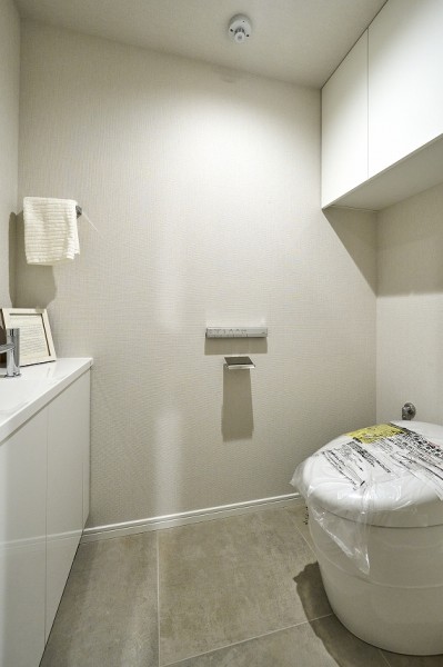 レストルームも上品さが宿る安らぎのスペースに仕上がりました。タンクレストイレやスティックリモコンでスタイリッシュな空間を演出します。