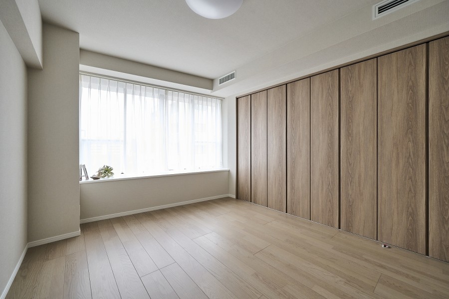 洋室1には頼もしい収納力を持つクローゼットを備え付けました。居室部分を広々とお使いいただけます。過ぎゆく時間をゆったりと感じることができるのびやかなお部屋です。