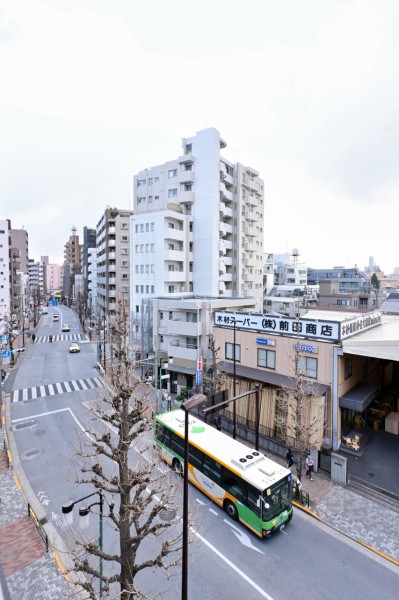 バルコニーからは青々とした空の下に佇む緑を望めます。のびやかに広がる空が日常になり、至福の時間に包まれる住まいです。