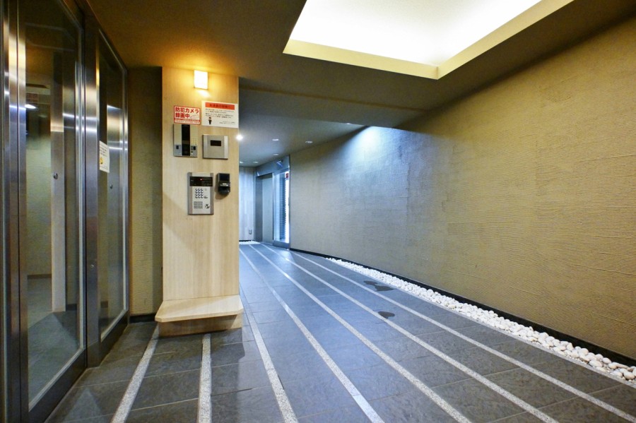 気品溢れるエントランスです。セキュリティ面も充実した設備環境です。洗練された共用部が安らぎに満ちた住まいへ誘います。