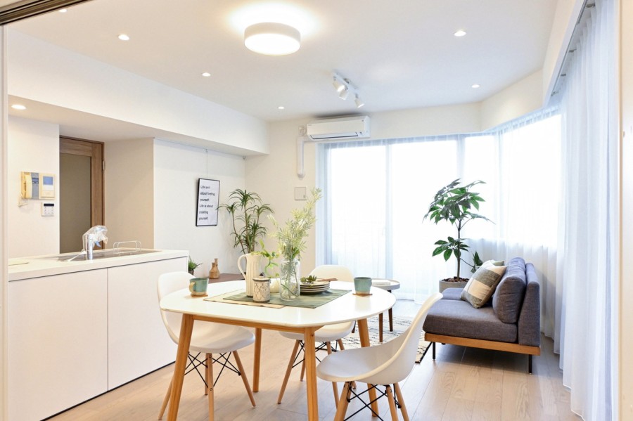 角部屋なのでとても陽当たりが良いお部屋です。柔らかな光と爽やかな風を感じることができる、のびやかな住空間です。