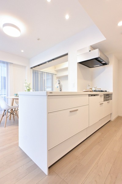 お部屋の雰囲気に溶け込む、インテリアの一部のようなオープンキッチンです。リビングにいるご家族とおしゃべりしながら家事ができるのが人気です。