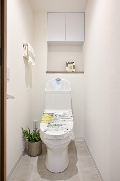 シンプルで安らぎが宿るレストルームです。カウンターや吊戸棚など有効的に使えそうな設備を設置。ホワイト基調のレストルームです。