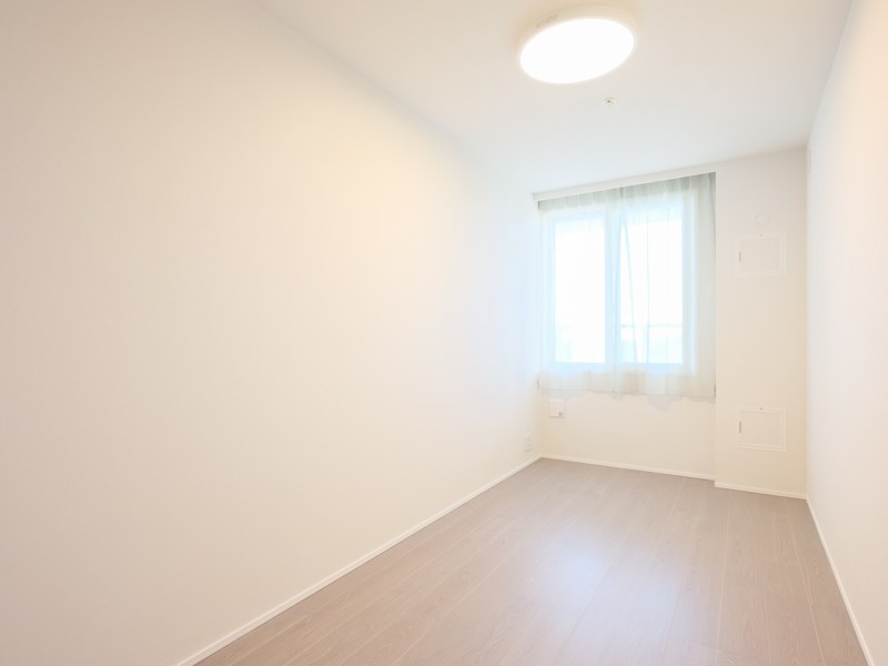 約6.0帖の洋室2です。南西向きの明るいお部屋は、勉強や読書など落ち着いて作業したいときのワークスペースにもぴったりです。