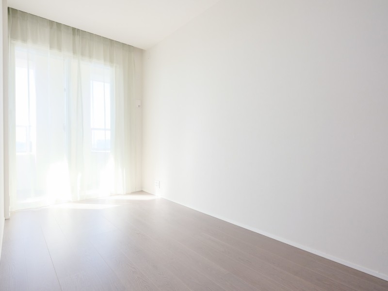 リビングに隣接していながらプライベート性の高い時間を過ごせる約5.2帖のサービスルームです。間口の広いクローゼットがあるので居室部分を広々とお使いいただけます。