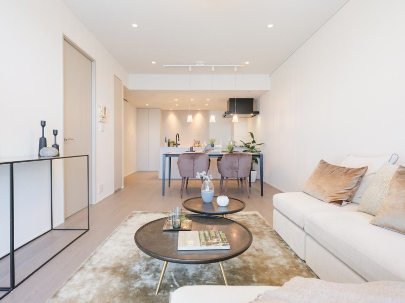 豊かに快適に、大切な「日常」を紡いでいける安らぎの居住空間です。リビングダイニングには、床暖房が敷設され、大切なペットも一緒に、ご家族みなさんが一年中快適にお過ごしいただけます。