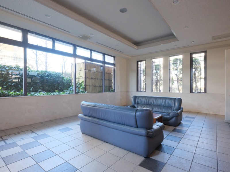 奥行きがあるエントランスは住まう人々のプライバシーを確保しています。都市の喧騒を遠ざけ、緊張を脱がせ、気持ちを仕立て直すコモンスペースです。