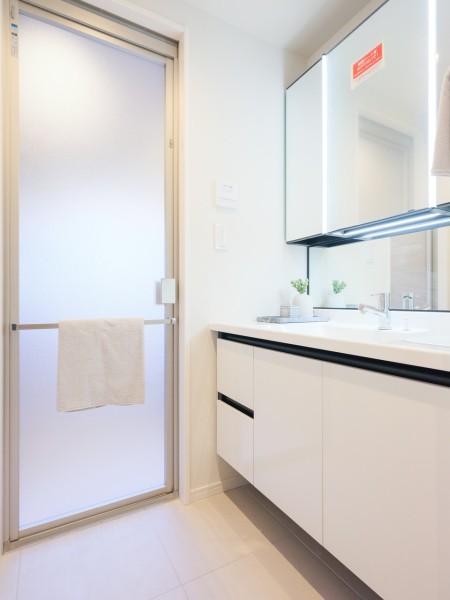 清潔感のあるホワイト基調の洗面室には、明るい三面鏡付きの洗面化粧台を新規設置しています。収納力も豊富で使い勝手の良さも兼ね備えています。
