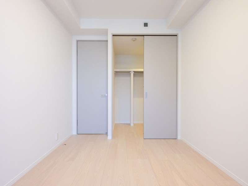 洋室1にはたっぷりと収納可能なウォークインクローゼットがございます。衣類をかけるハンガーパイプが備わり、衣類以外のオフシーズン家電なども収納いただけます。