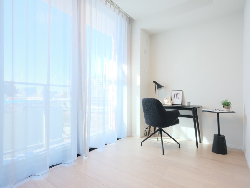 リビング隣接の洋室2には南西向きのバルコニーからの明るい陽が降り注ぎ、悠々とした時間が流れます。明るい空間はテレワークや作業スペースとしても活躍しそうです。