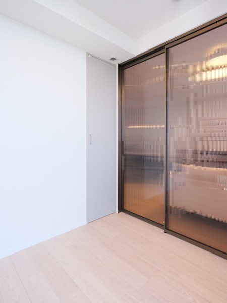 洋室2には空間をよりスタイリッシュに、より開放的に感じさせるクリアタイプの扉を採用しています。日々の暮らしをシームレスに演出してくれるお部屋です。