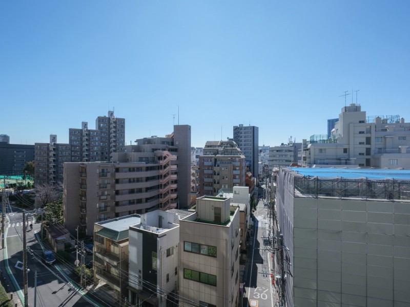 バルコニーからの眺望です。青々とした空の移ろいゆく様子を楽しみながら、ほっと一息つけるような開放感のある時間をお過ごしいただけます。