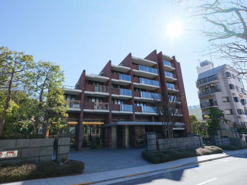 2006年グッドデザイン賞受賞・赤レンガ調の洗練された外観がひときわ目を引くマンションです。目白駅や高田馬場駅が徒歩圏内でアクセス良好♪コンシェルジュサービス有・ペット飼育可(細則有)