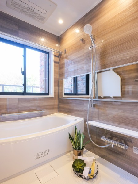 高級感のあるバスルームには空間を広く感じさせるワイドミラーや緩やかなカーブが特長のバスタブを採用しています。窓があるためバスルームにも自然光を取り込むことができ、換気の際にも活躍しそうですね。