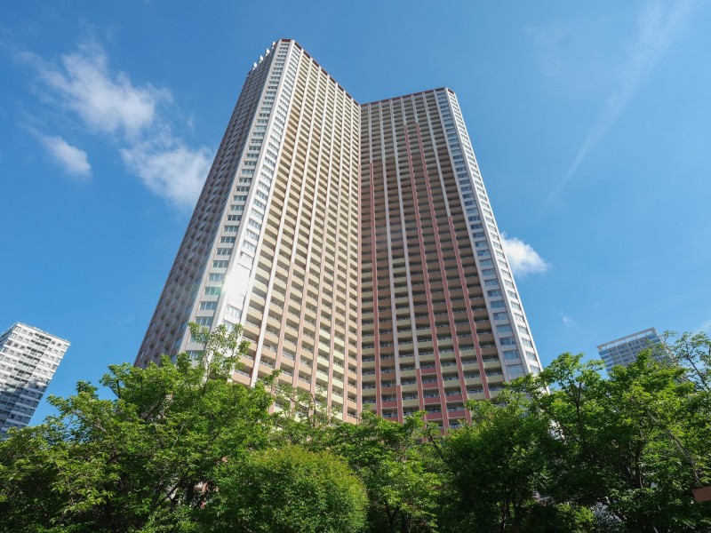 空へと繋がるスマートなシルエットが堂々たる存在感を放つ外観です。都心と、利便と、水辺と自然の潤いに寄り添った総戸数1095戸のタワーレジデンスです。