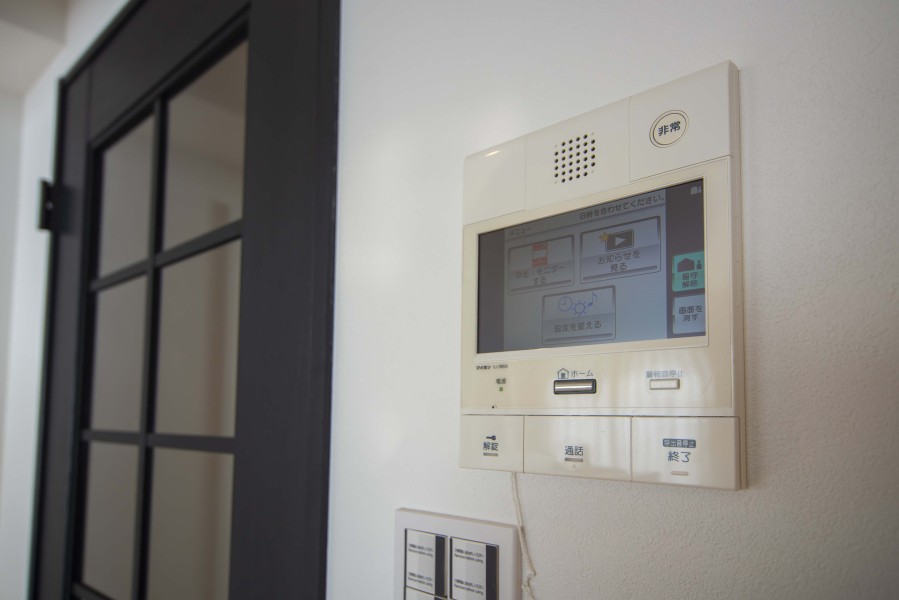 ◆TVモニター付インターホン◆訪ねてきた相手をモニター越しに確認でき、防犯対策に役立ちます。インターホン越しに話をすることが可能です。