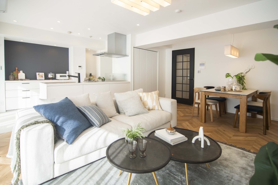 リビングの床にはヘリンボーンを採用。木本来の表情を楽しむと共に重厚感のあるデザインとなっております。