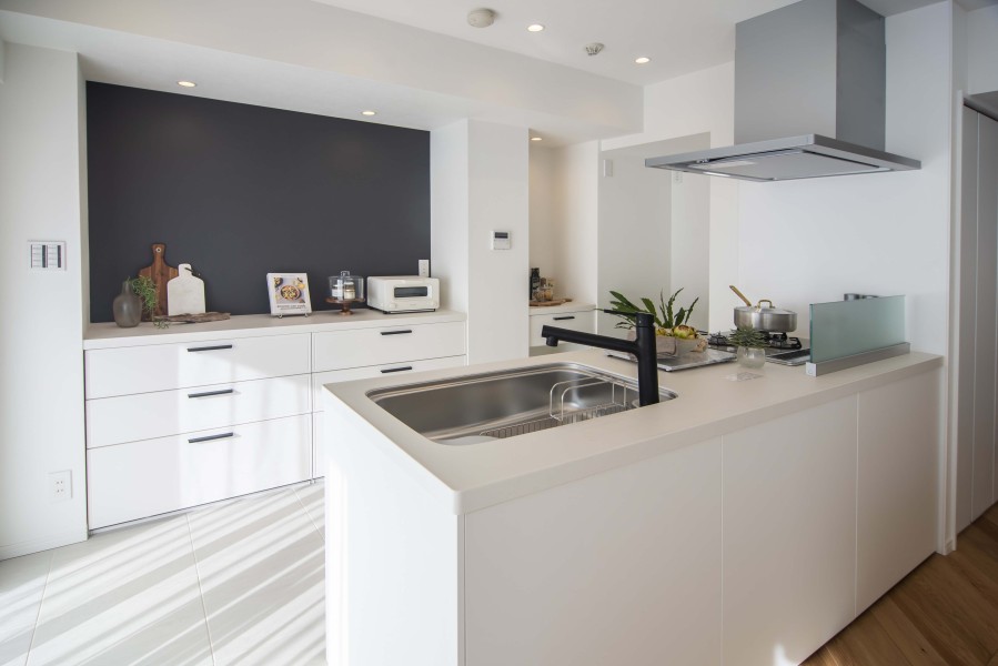 LIXIL製システムキッチンを新規設置。キッチンの床にはタイルを敷くことで上品で落ち着きのある空間を演出しております。