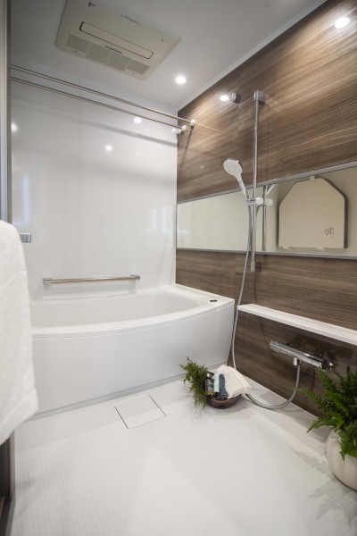 木目調のパネルがくつろぎと高級感を醸し出します。浴室をより広く見せる効果がある横長ミラーを採用。くつろぎのリラクゼーションタイムを心行くまでお楽しみいただけます。