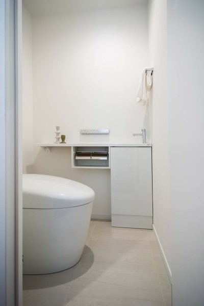 手洗い場付きのレストルームには、スタイリッシュなタンクレストイレを備え付けました。シンプルで安らぎが宿るレストルームです。