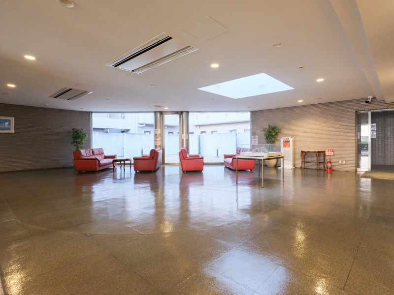 上質な居住空間へやさしく誘うゆったりとしたエントランスロビーです。整った空間からは、大切に住み継がれてきた様子が伺えます。