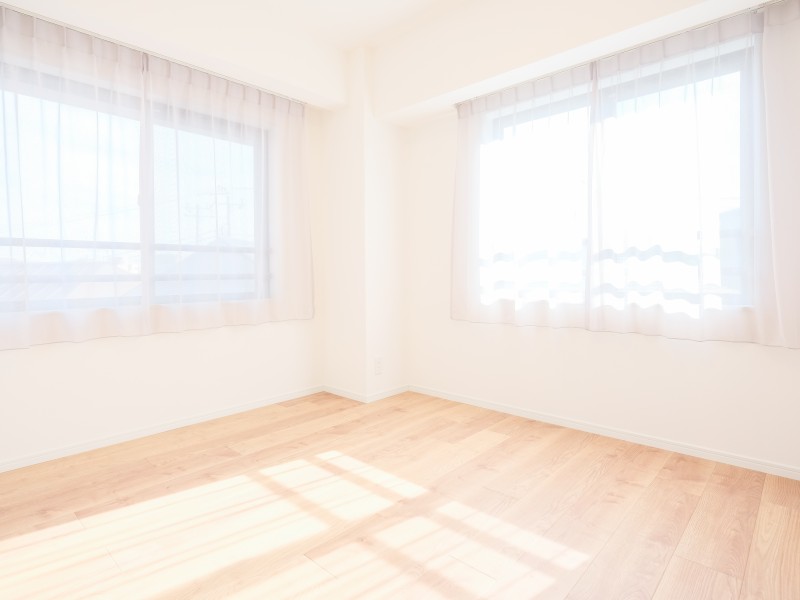 約6.5帖のゆとりある洋室1です。二面採光で明るく、開放的。過ぎゆく時間をのんびりと感じることができる空間です。