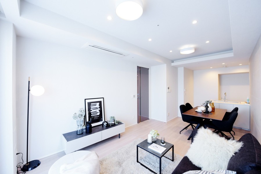 約15.9帖のLDKは床暖房完備、エアコンも1台備え付けで快適な空間を保てます。折り上げ天井に大きな窓が開放的な空間を作り上げています。シンプルな内装なのでインテリアを選ぶのも楽しみです。