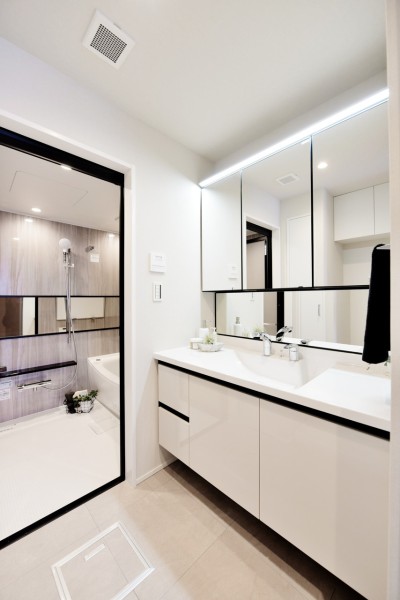 ゆったりとした広さのある洗面台で、毎日快適に使用出来ます。タッチレススイッチ採用で、手を触れずにonoffできます。清潔感溢れ、馴染みの良い色調の洗面台は使うたびに安らぎをもたらしてくれます。