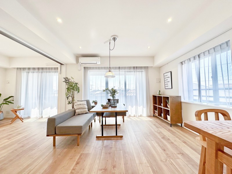 爽やかなホワイトを基調とした上質なお部屋です。床材には、心安らぐひとときを紡ぐ木のぬくもりをめいっぱい感じるトリニティのチェスナットを採用しました。