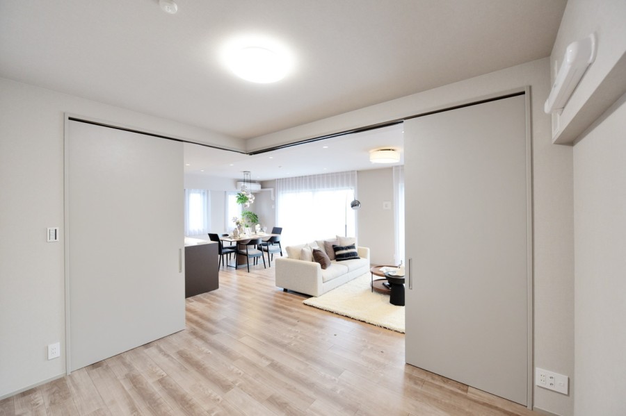 洋室3（約6.0帖）はコーナー扉を開放して拡張リビングとしても使用出来ます。家族構成やライフスタイルに合わせてフレキシブルに使用できるお部屋です。