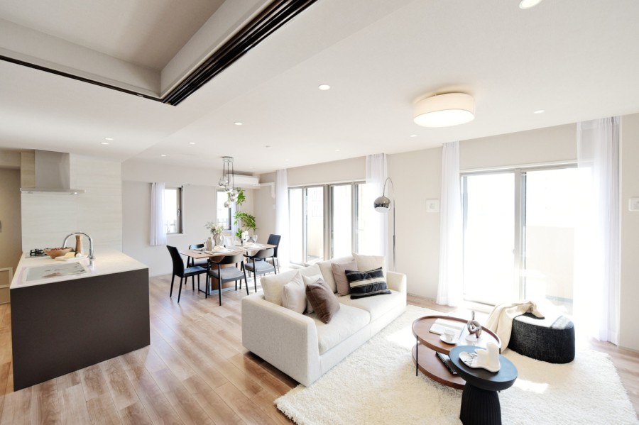 約23.4帖のゆったりとしたLDKは折り上げ天井でより開放感を感じます。床材にはトリニティを使用、クールでモダンな空間に仕上げました。柔らかで艶のある立体感を感じる美しい仕上がりとなりました。