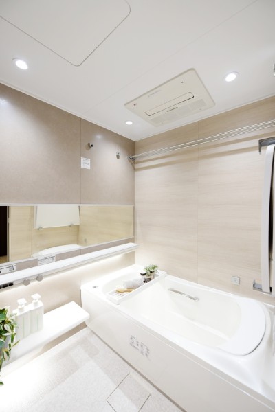 浴室はTOTO製SYNLAを採用しました。心地よく体を包み込むファーストクラス浴槽、調光調色システムを採用しており、癒しの時間を届けてくれます。浴室暖房乾燥機完備で衣類の乾燥から暖房など一年中快適にご使用頂けます。