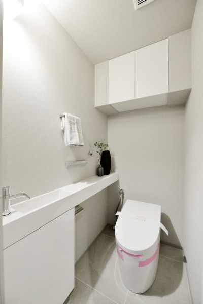 タンクレストイレを採用し、スッキリとした空間になっています。手洗いカウンターを設置していますので、家族もゲストも気兼ねなくお使い頂けます。清潔感と使いやすさを重視しています。