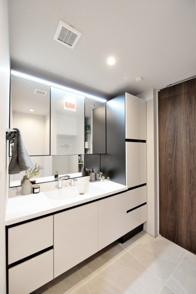 サイドキャビネットも備え付けた洗面台です。小物から家族のリネン類までしっかりと収納できます。タッチレススイッチで手を触れずにonoffでき、清潔に快適に使用出来ます。