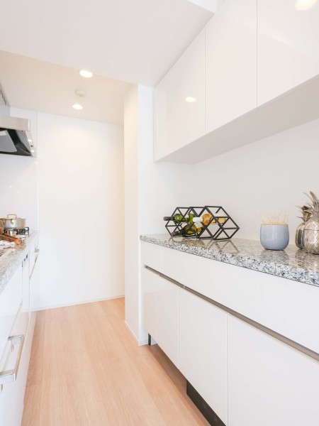 背面にはキッチンと収納豊富なお揃いのカップボードがあり、カウンターにはケトルやトースター、電気調理器など、お洒落家電をディスプレイできます。