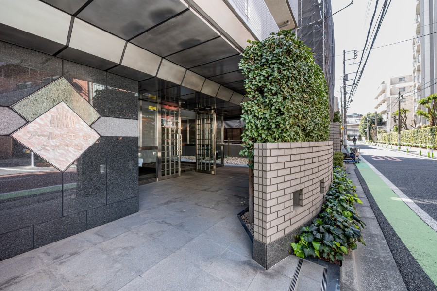 植物の緑が心地の良さを演出するエントランスです。心安らぐ植栽が施され、毎日気持ち良く出入りできますね