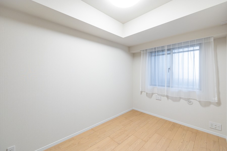 洋室１は過ぎゆく時間をのんびりと感じることができるプライベート空間です。テレワークや読書など落ち着いた時間を過ごすのにぴったりなお部屋です。