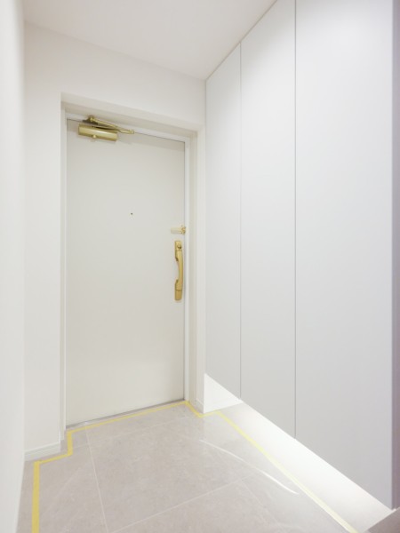 白を基調とした清潔感のある玄関です。天井までの高さのシューズボックスを備えたことで、玄関をすっきりとお使いいただけます。