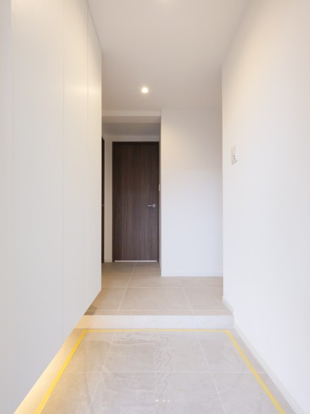 フロアタイルで格調高さが溢れる玄関と室内廊下です。人感センサー付きライトを設置したので、暗い時間帯のご帰宅や両手が塞がっているときも快適です。