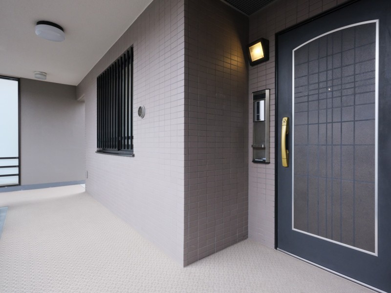 アルコーブ付きでプライバシーが守られた玄関前です。飛び出し時の衝突なども防げるので、安心してお住まいいただけます。