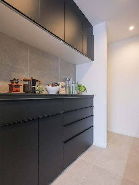 キッチン背面には収納豊富でカウンタースペースも広いカップボードがあります。落ち着いた色が上質空間を創り出す気品溢れるキッチンです。