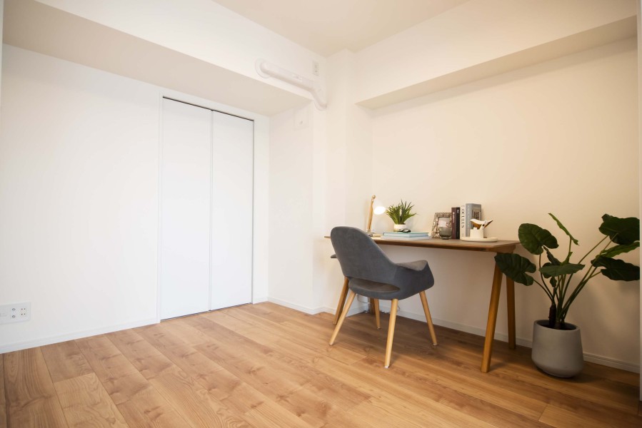 リビングダイニングに隣接した洋室2です。コンパクトなお部屋なので、テレワークスペースにもぴったりです。