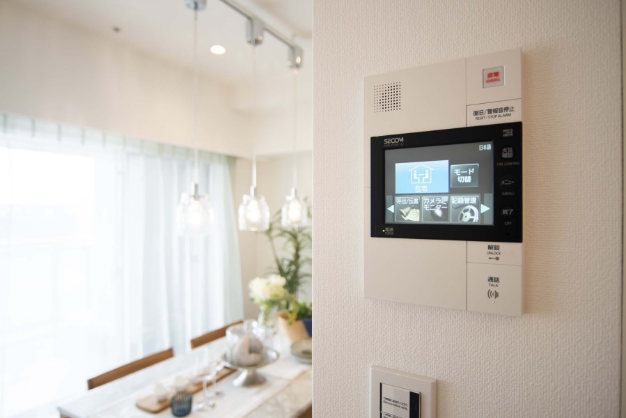 ◆TVモニター付インターホン◆訪ねてきた相手をモニター越しに確認でき、防犯対策に役立ちます。インターホン越しに話をすることが可能です。