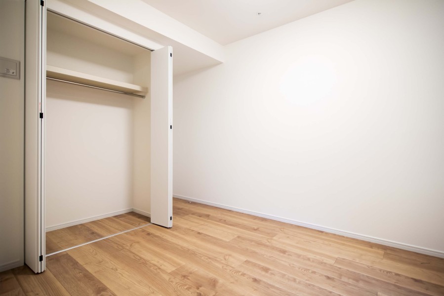 洋室1のクローゼットです。間口が広くたっぷり収納できます。また、ハンガーパイプや枕棚を活用して効率良く収納できそうです。