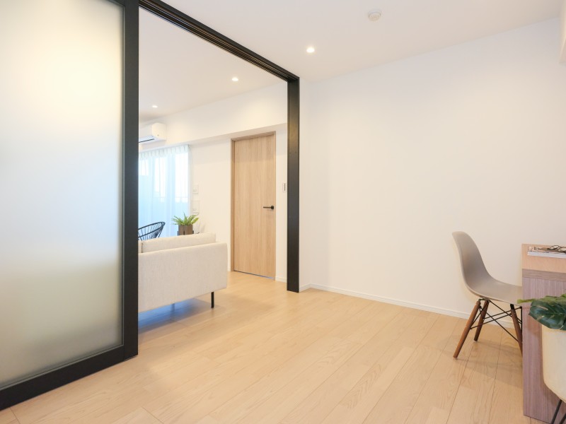 普段は引き戸を開放し拡張リビングとして使ったり、来客時は引き戸を閉めてプライベート空間を隠したり、フレキシブルにお使いいただける洋室3です。