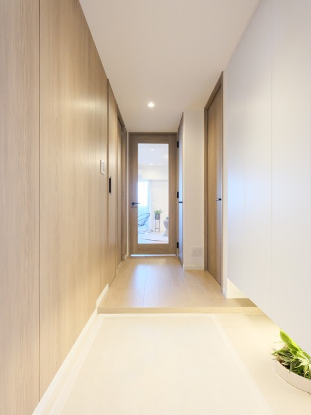 フットライトからのびる光が足元を優しく包み込む気品溢れる玄関です。天井までの高さがあるシューズボックスを備え付けたので、玄関をすっきり綺麗に保てます。